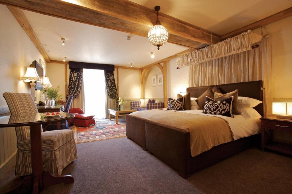 The Farmhouse Hotel And Restaurant Saint Saviour Room photo