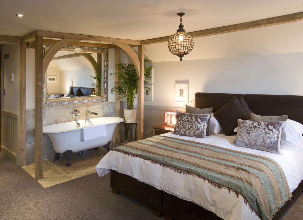 The Farmhouse Hotel And Restaurant Saint Saviour Room photo